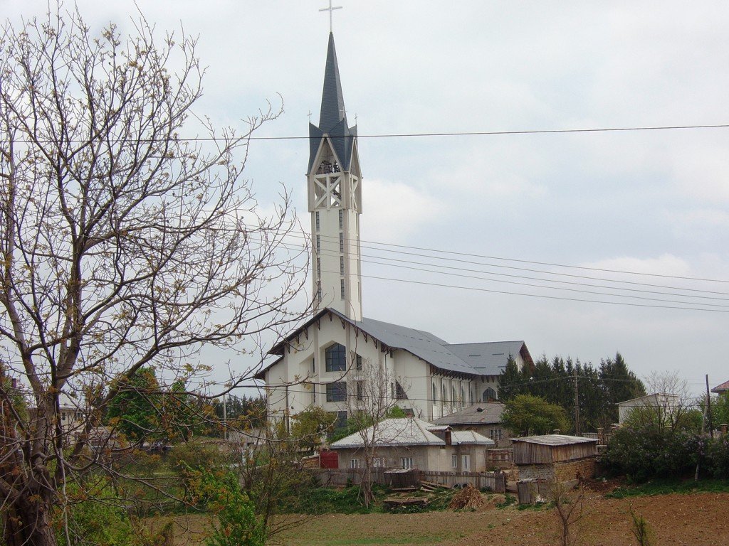 Biserica cea nouă din Nisiporești sparge cerul cu turla ei ascuțită, vizibilă din toate satele dimprejur
